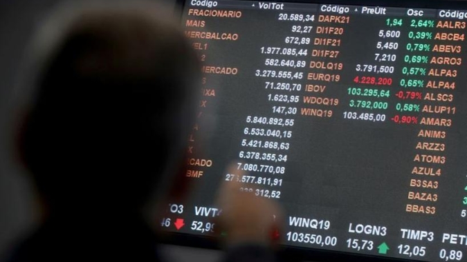 Ibovespa segue exterior e recua nos primeiros negócios após renovar recorde
