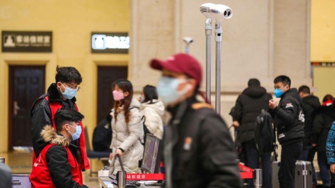 China corre para conter perdas de empregos à medida que coronavírus afeta economia