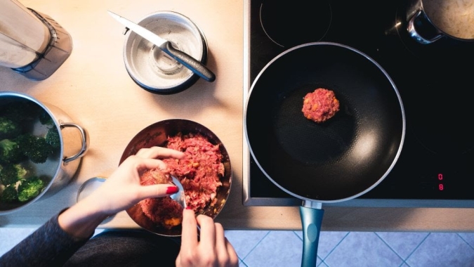 Pesquisa aponta aumento de preparo de alimentos em casa e preocupação com higiene e limpeza do foodservice