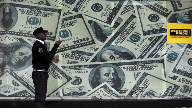Dólar cai nesta 6ª, mas engata mais longa série de altas semanais em um ano