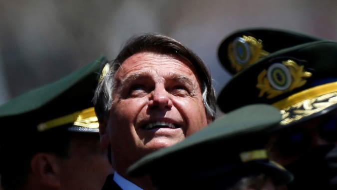 Bolsonaro diz que quem exerce o poder não tem direito de "esticar a corda"