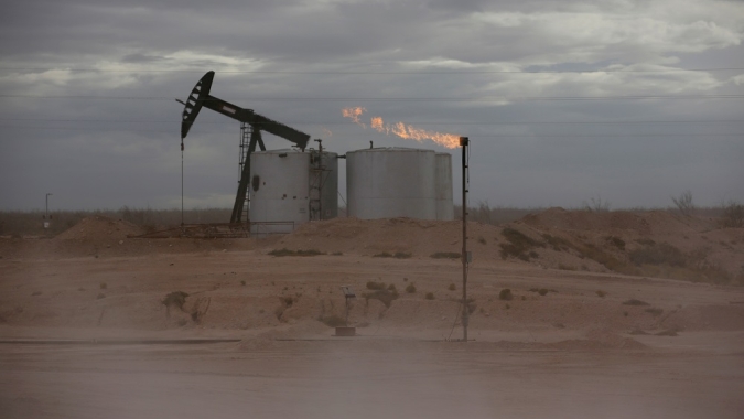 Petróleo cai cerca de 5% com negociações entre Rússia e Ucrânia e aumento de casos de Covid-19 na China