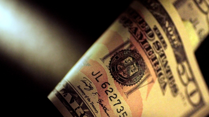 Dólar recua pelo 5° pregão consecutivo à espera do Copom