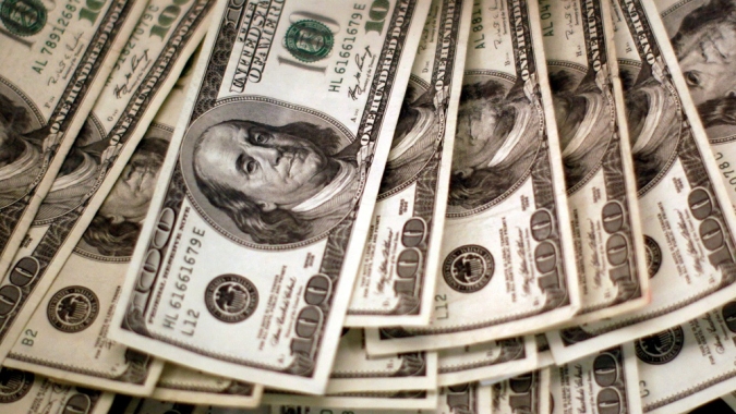 Dólar tem leve baixa na abertura com dados de inflação dos EUA e posse de Trump em foco
