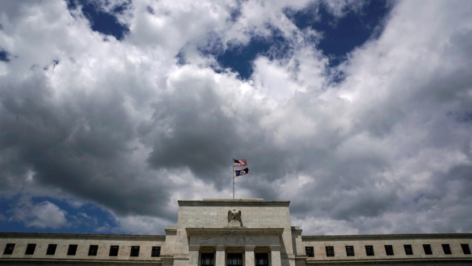 Fed volta a fazer grande aumento de juros e Powell promete "continuar assim"
