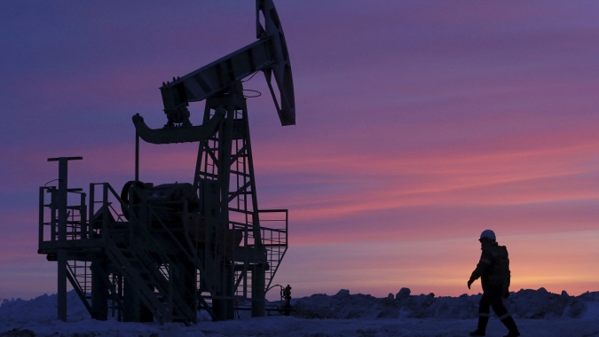 Petróleo sobe com paradas em campos do Cazaquistão e lentidão nas exportações da Venezuela