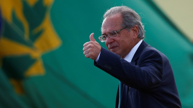 Com dólar forte, brasileiro faz turismo interno e competitividade do país aumenta, diz Guedes