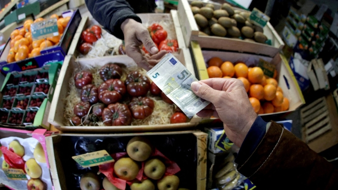 Preços ao produtor da zona do euro saltam em março, desemprego tem mínima recorde