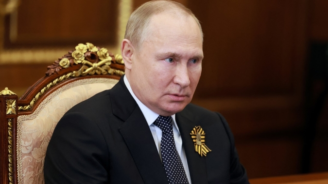Rússia diz que seguirá tratado nuclear, apesar de suspender acordo com os EUA