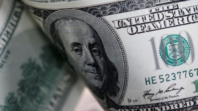 Dólar à vista fecha em variação negativa de 0,01%, a R$4,9923 na venda