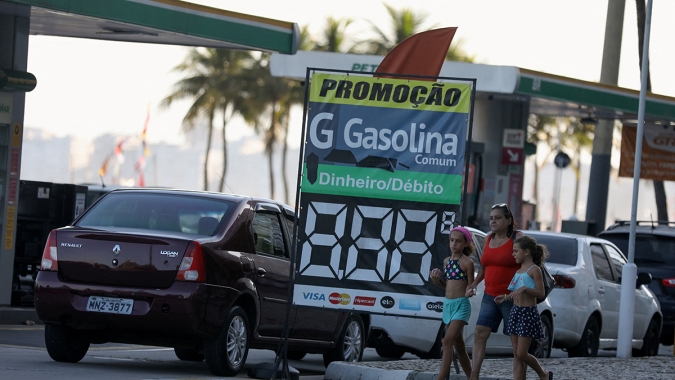 Após redução pela Petrobras, preço da gasolina no mercado interno se iguala ao internacional