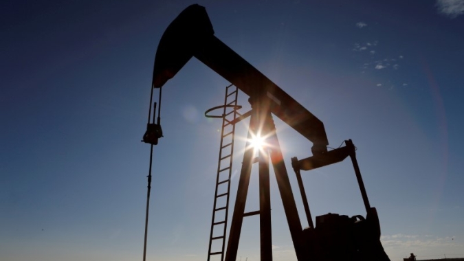 Petróleo cai mais de 6%, maior queda em 3 anos, por tarifas e aumento de oferta da Opep+