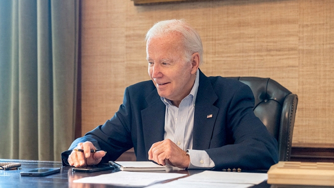 Biden sanciona projeto que suspende sigilo de informações sobre origem da Covid-19
