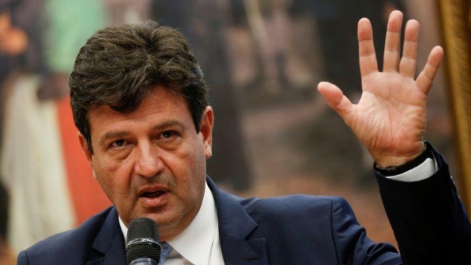 Mandetta defende isolamento e pede que Bolsonaro não minimize pandemia, diz a Reuters