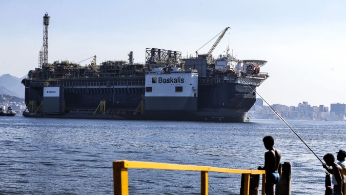 Preços do petróleo caem 4% diante de expansão do coronavírus; Wall Street recua forte