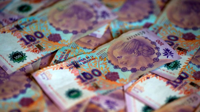 Peso argentino bate nova mínima de 350 por dólar; títulos operam em nível calote