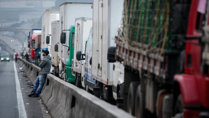 Caminhoneiros autônomos conseguem na justiça derrubar 11 liminares que proibiam protestos em estradas