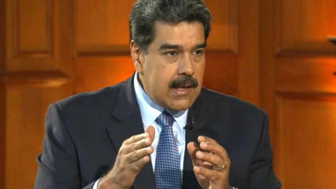 Maduro diz que decisão de permitir transações em dólar foi "correta"
