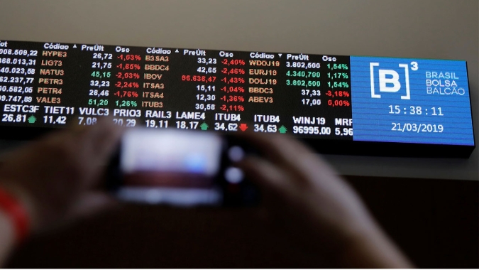 Investidor embarca no otimismo global e leva Ibovespa a máxima em 7 semanas