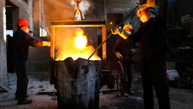 Aço dispara na China com cortes de produção em meio a período de pico de demanda