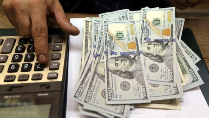 Dólar segue em alta em meio à cautela antes de Moro e com exterior no radar