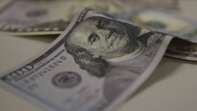 Dólar tem estabilidade ante real após fechamento histórico com exterior e BC no radar