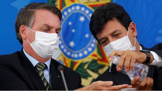 Bolsonaro indica que Mandetta está mantido no cargo e não assina voucher nesta 3ª