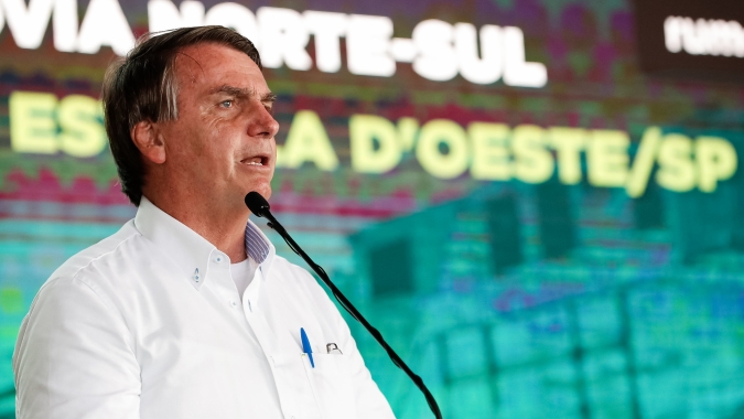 Bolsonaro volta à carga contra restrições e questiona "até quando economia vai resistir"