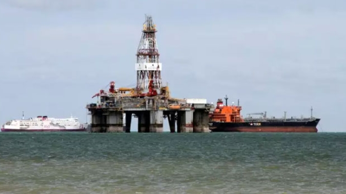 Petróleo sobe mais de 4% com perspectiva de corte de oferta pela Opep+