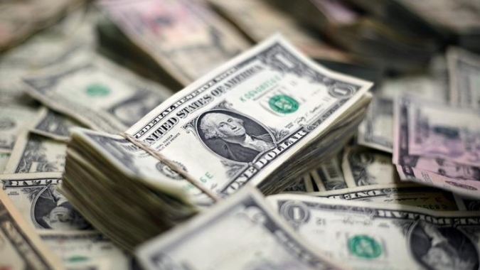 Dólar tem variação discreta, mas fecha abaixo dos R$5,00 com otimismo sobre guerra