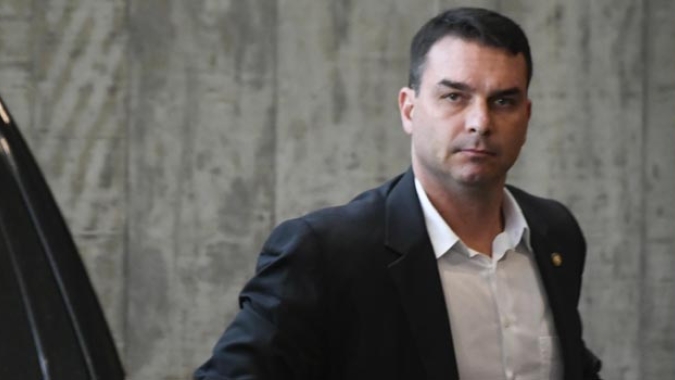 Ninguém vai levar a sério candidatura de Flávio Bolsonaro, diz presidente do PT