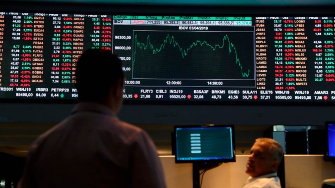 Ibovespa fecha em alta com bancos antes de decisões de juros nos EUA e Brasil