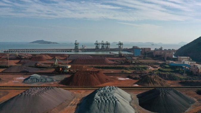 Minério de ferro salta na China com queda em casos de vírus e menores estoques