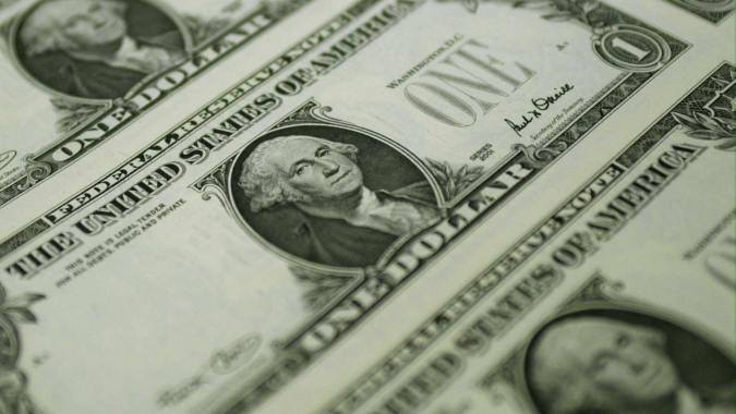 Dólar recua no Brasil em linha com exterior