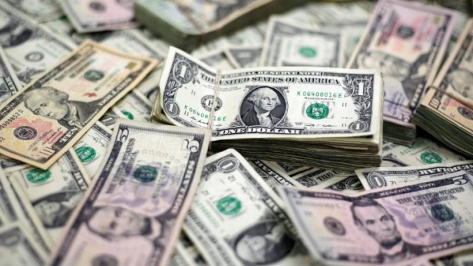 Dólar tomba a R$5,30 com ajuste técnico e aceno de Lula, mas tensão eleitoral permanece