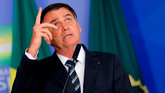 Bolsonaro recebe líderes evangélicos que oram no Planalto contra baderna