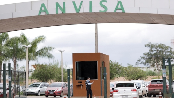 Líder de Bolsonaro na Câmara culpa Anvisa por atraso na vacinação contra Covid