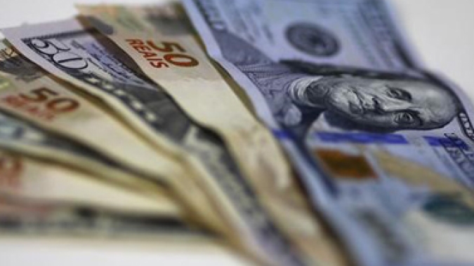 Dólar cede terreno ante real com redução de temores globais sobre inflação