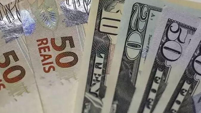 Dólar abre em alta contra real de olho em Davos