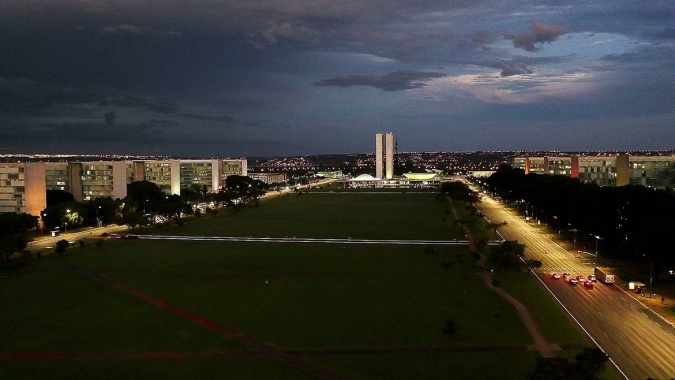 Manifestantes banham-se de leite condensado em protesto contra Bolsonaro