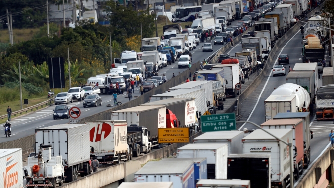 Caminhoneiros pedem taxa sobre exportação de petróleo para aliviar custo do diesel