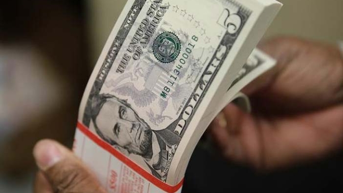 Dólar tem viés de alta frente ao real antes do Carnaval e com exterior cauteloso; mercado digere CMN