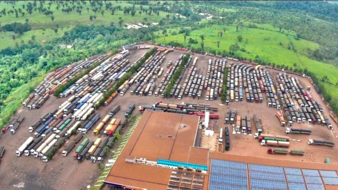 BR-163 e BR-230: Fluxo de caminhões é restabelecido para estação de transbordo no Tapajós, mas trânsito segue intenso