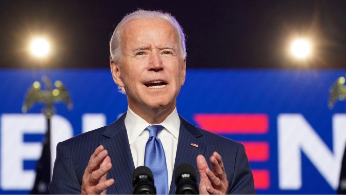 Democratas avançam com alívio por Covid-19 e Biden mostra-se flexível sobre quem receberá cheques