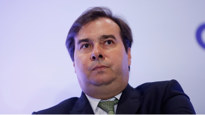 Maia ameaça aceitar pedido de impeachment de Bolsonaro, diz mídia