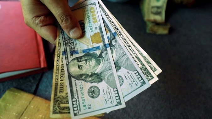 Dólar tem leve queda ante real com estabilização dos rendimentos no exterior