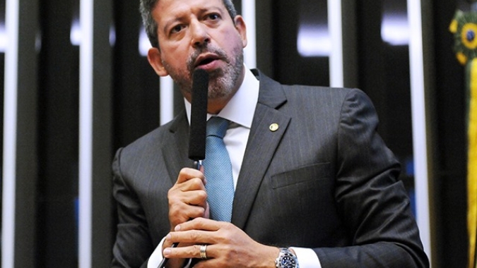 Governo pode abrir mão de arrecadação para aprovar mudanças no IR, diz Lira