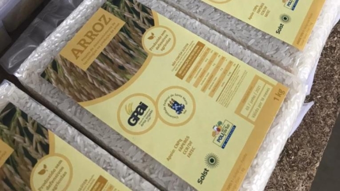 PoliFeira do Agricultor inicia venda de arroz sem defensivos produzido por grupo de pesquisa da UFSM