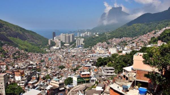 Importado pelos ricos, coronavírus agora castiga os pobres no Brasil