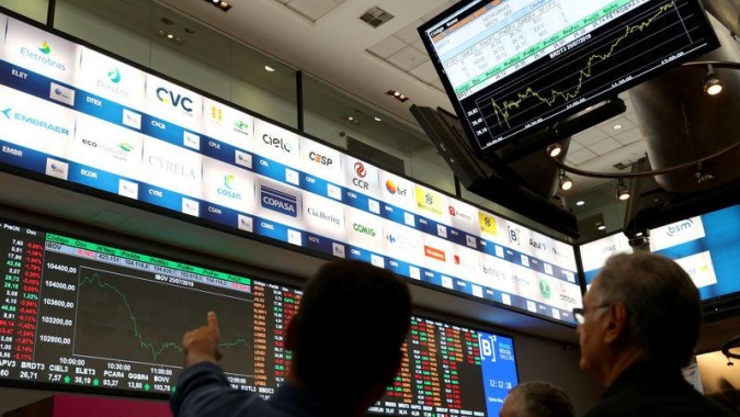 Bancos e Petrobras pesam e Ibovespa fecha estável